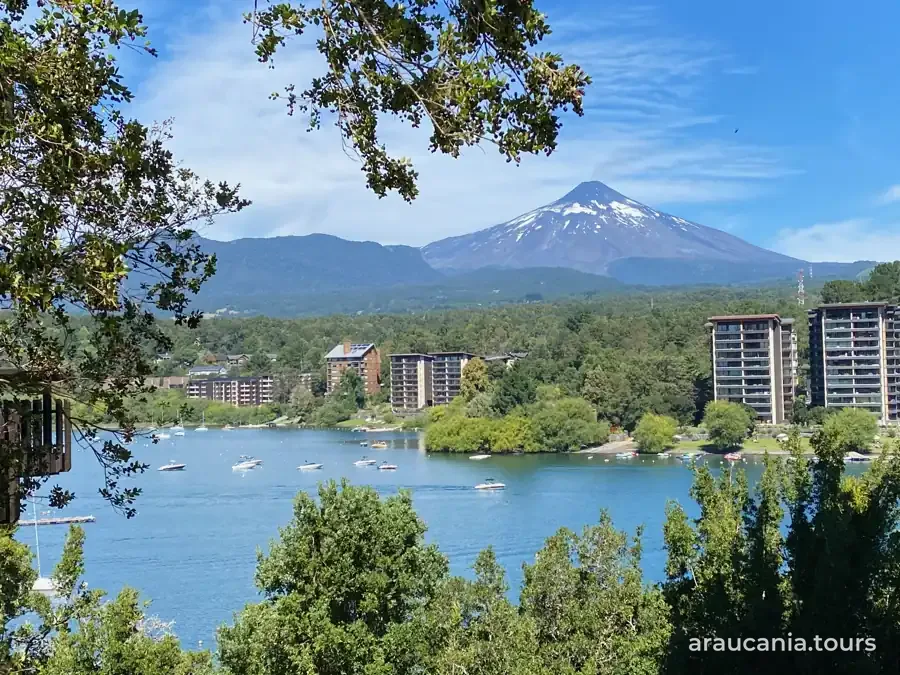 Lago con un volcán nevado al fondo