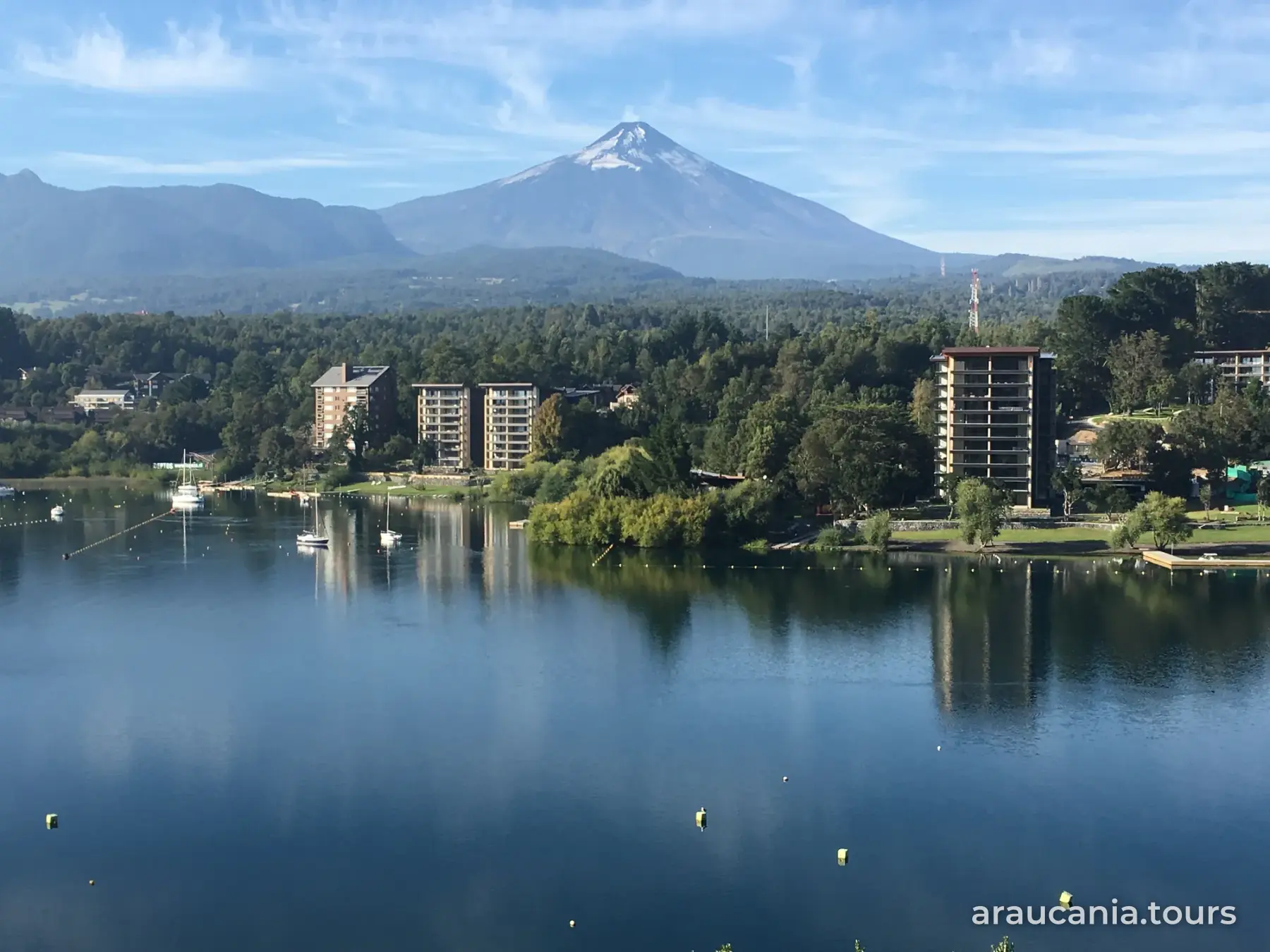 Lago Villarrica frente a Pucón, con el volcán Villarrica al fondo